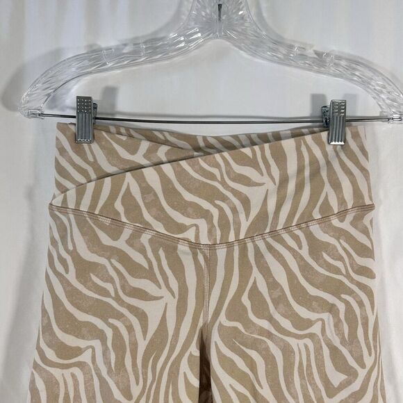 Old Navy Active Bike Shorts Women Medium Beige Animal Print Powerchill High Rise - Picture 2 of 8